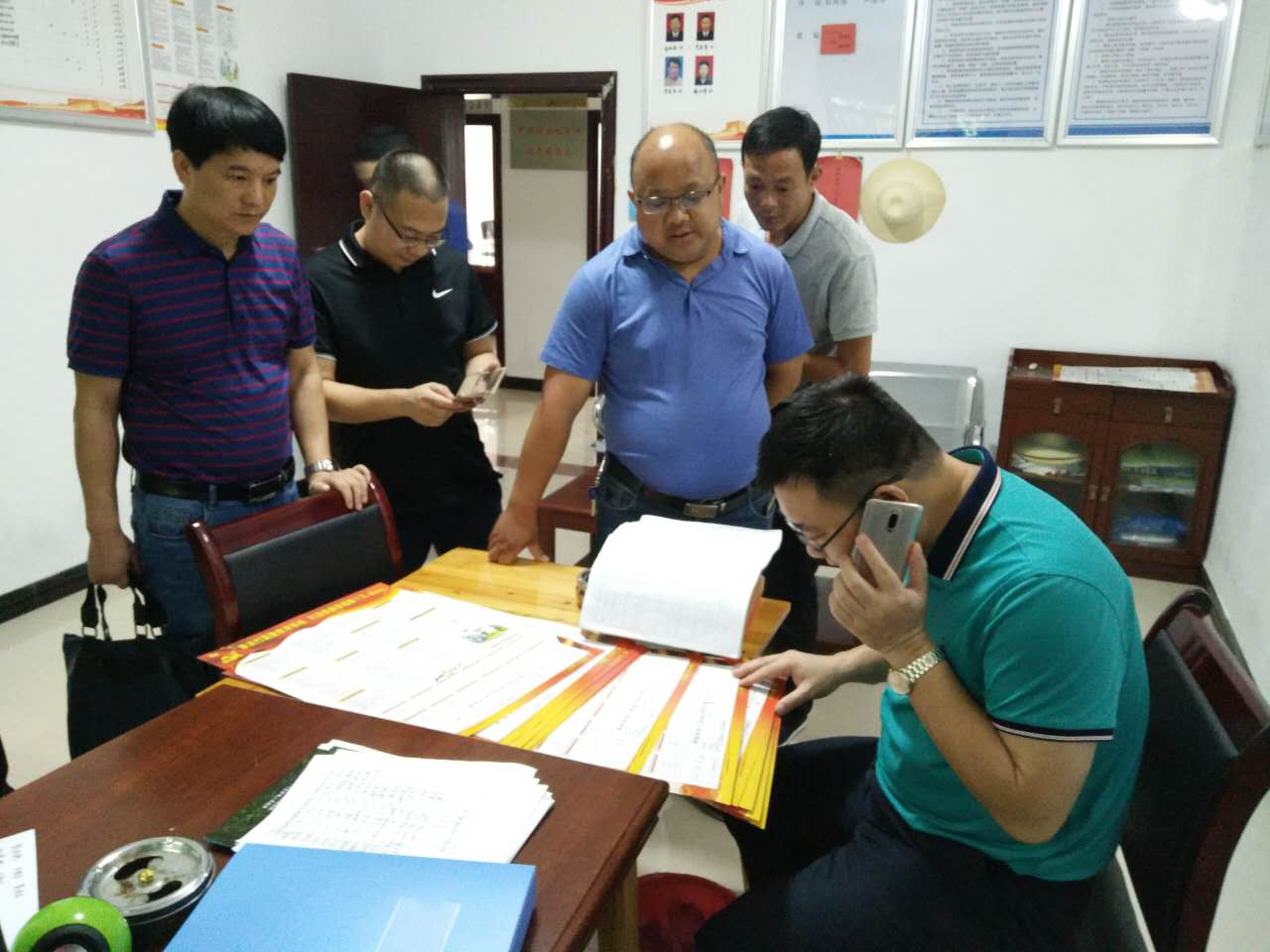 县委组织部部长李易常一行人来丫江桥镇暗访督察党建和脱贫攻坚工作