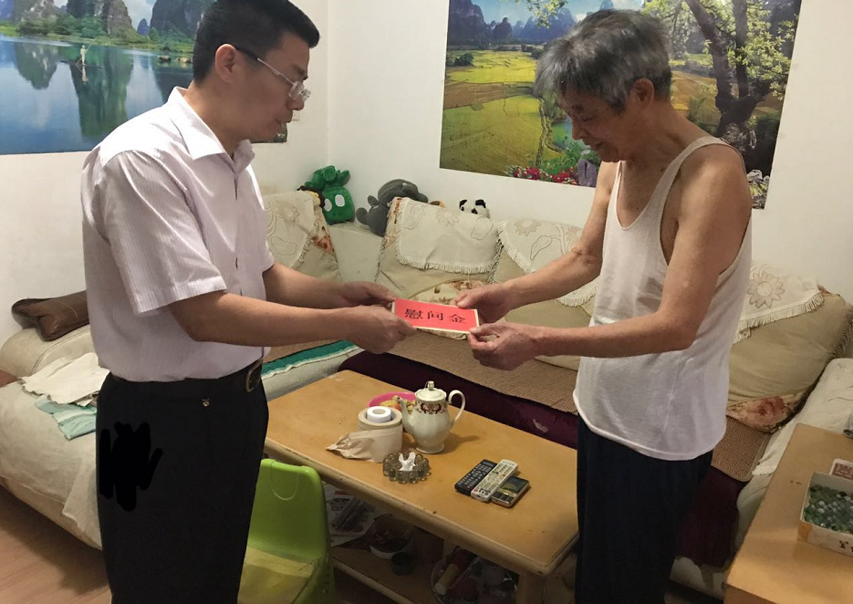 彭小中到白鹤社区开展座谈走访