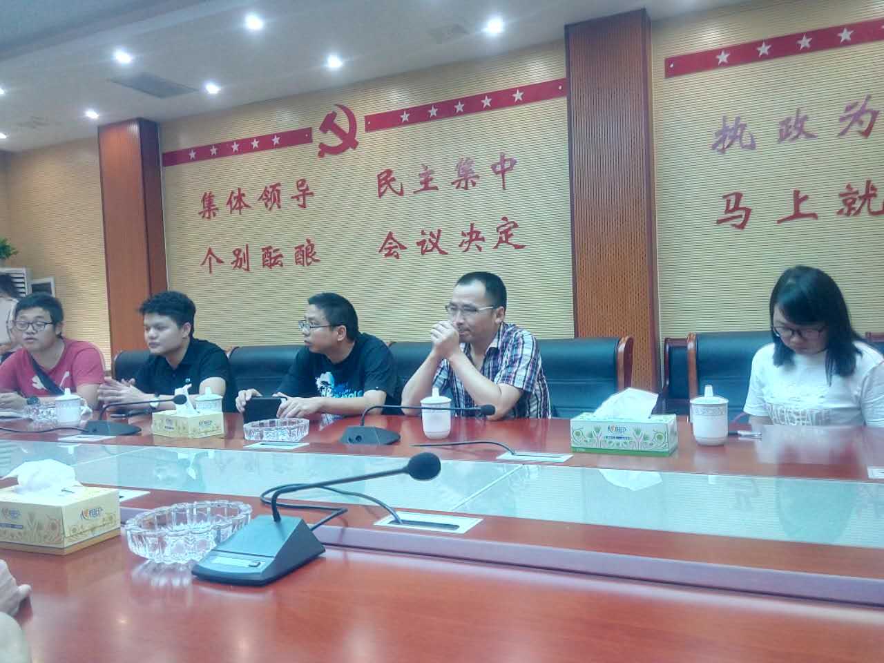 株洲市主要媒体来我县采访“中国特色小镇”——皇图岭镇