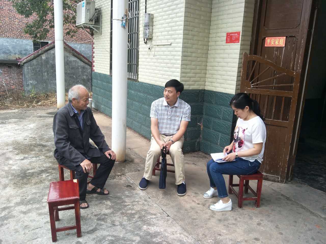 莲塘坳镇党委书记镇长开展“三走访三签字”活动