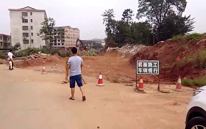 发挥党员 "四带头" 攻坚克难促拆迁