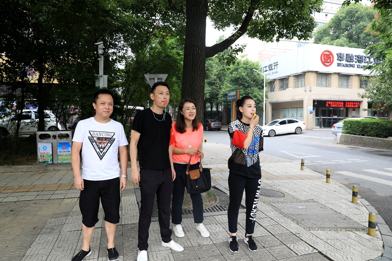迎全国文明城市复检，我局干部职工走上街头开展文明劝导工作