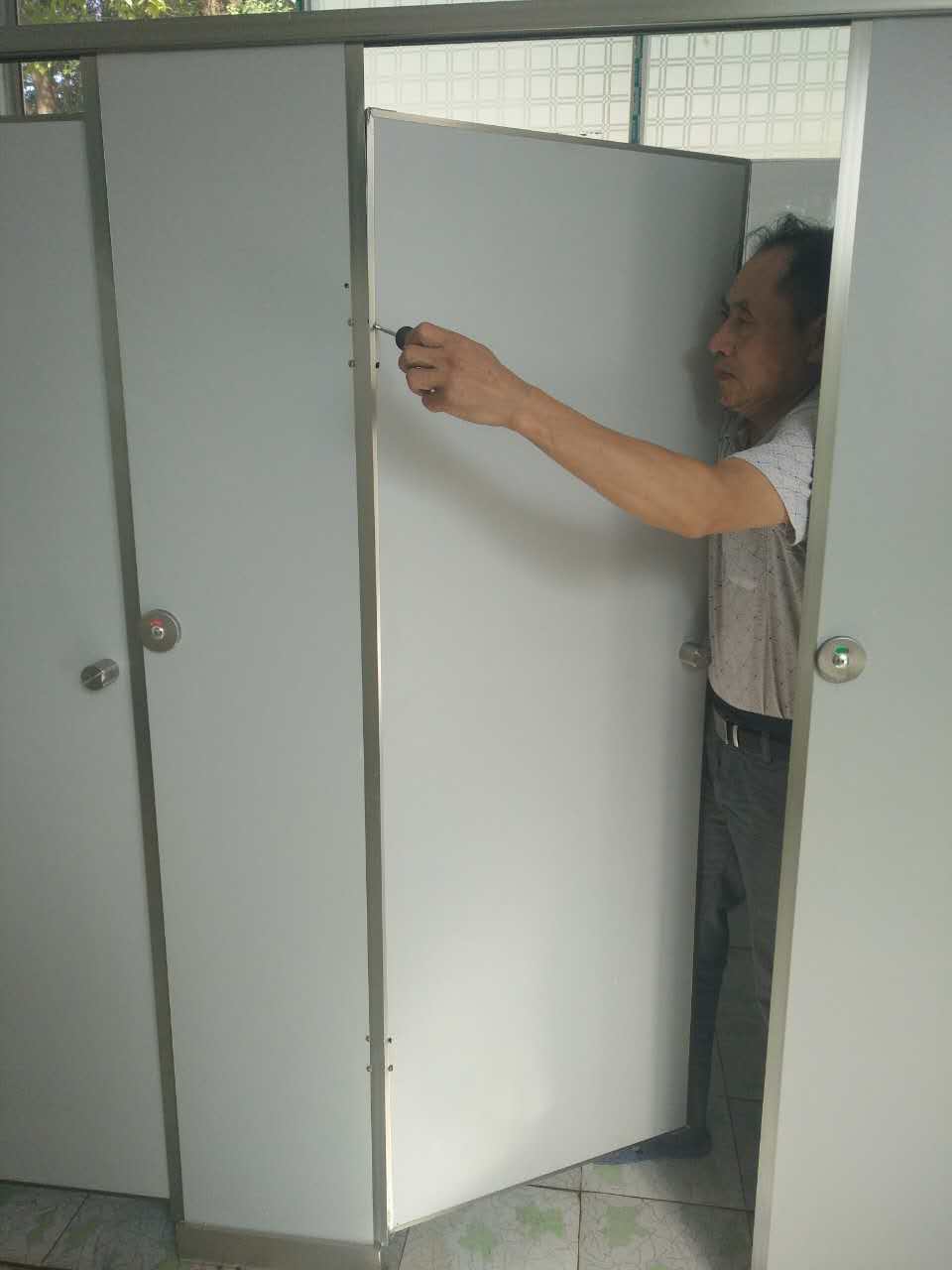 环卫处对城区“问题”公厕全面修缮改造