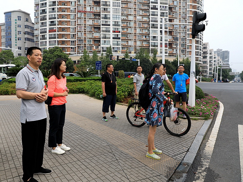 迎全国文明城市复检，我局干部职工走上街头开展文明劝导工作