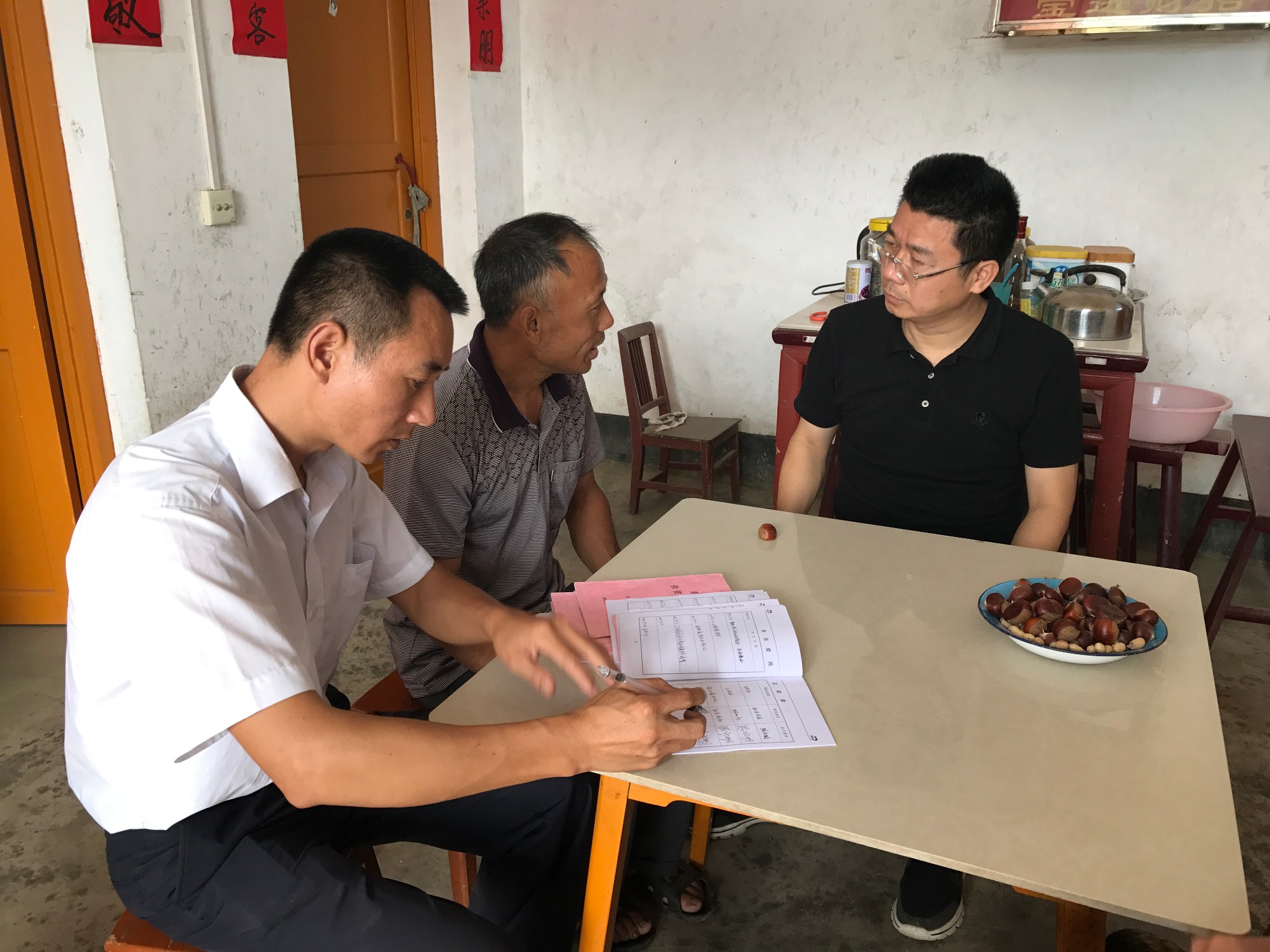 彭小中一行到炎陵县鹿原镇红光村走访看望贫困户