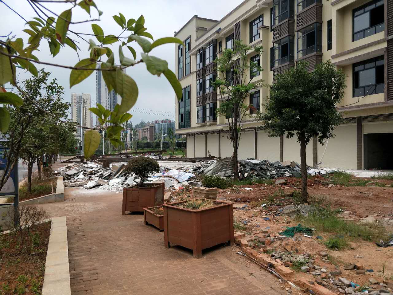 【活城区攻坚战】房地产开发商自拆售楼部