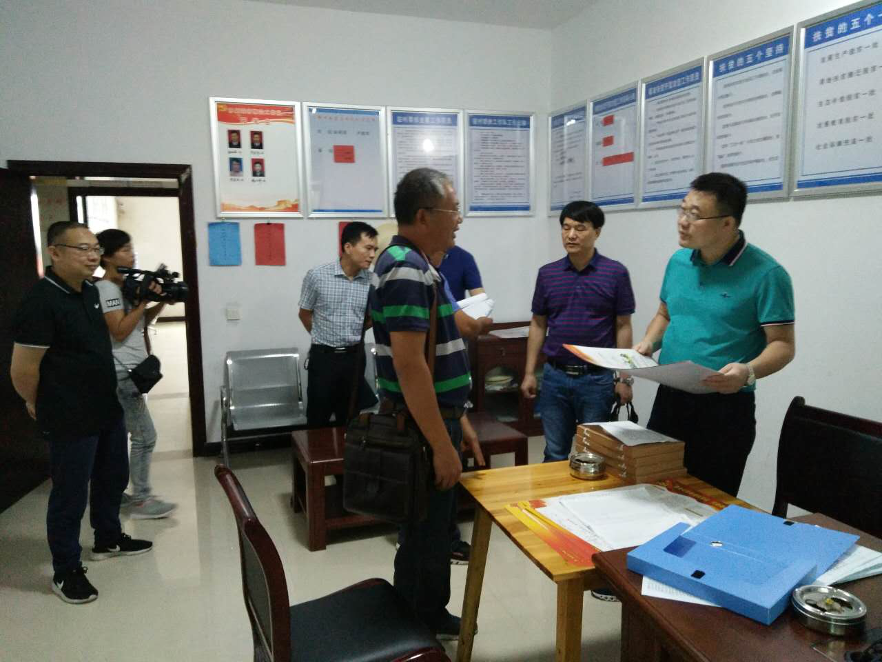 县委组织部部长李易常一行人来丫江桥镇暗访督察党建和脱贫攻坚工作