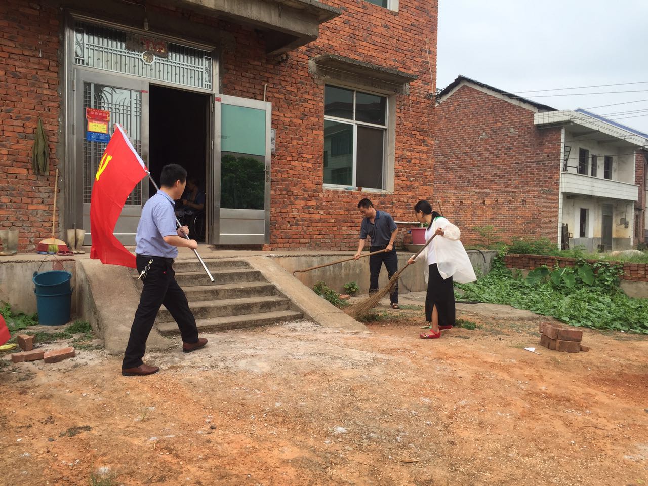 江桥卫生服务中心深入谭桥街道谭洲社区为贫困户营造健康好环境