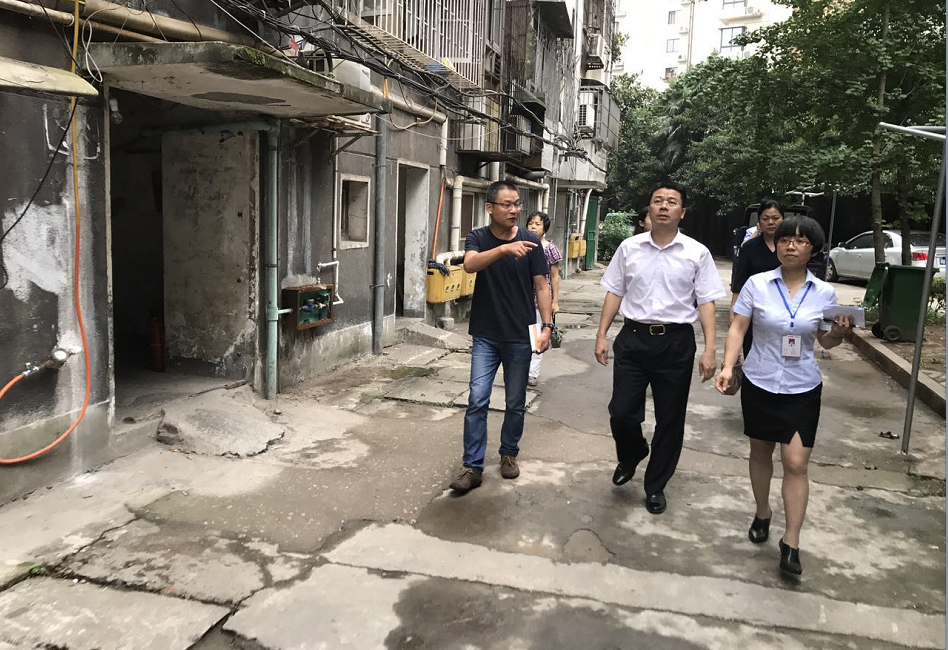 彭小中到白鹤社区开展座谈走访