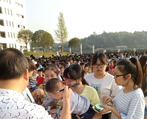 用爱心点亮希望，你我同行
