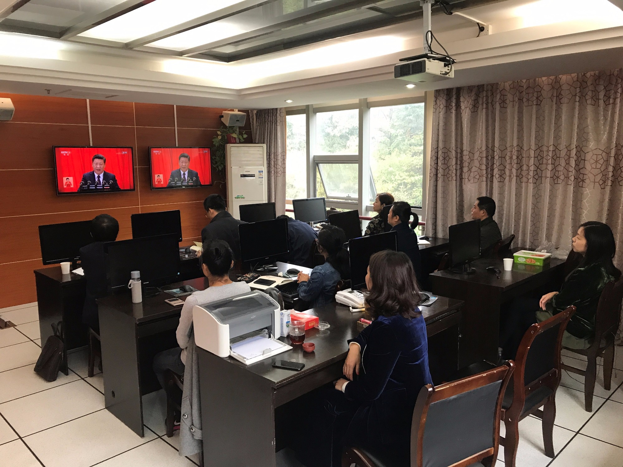 区统计局集中收听收看党的十九大报告