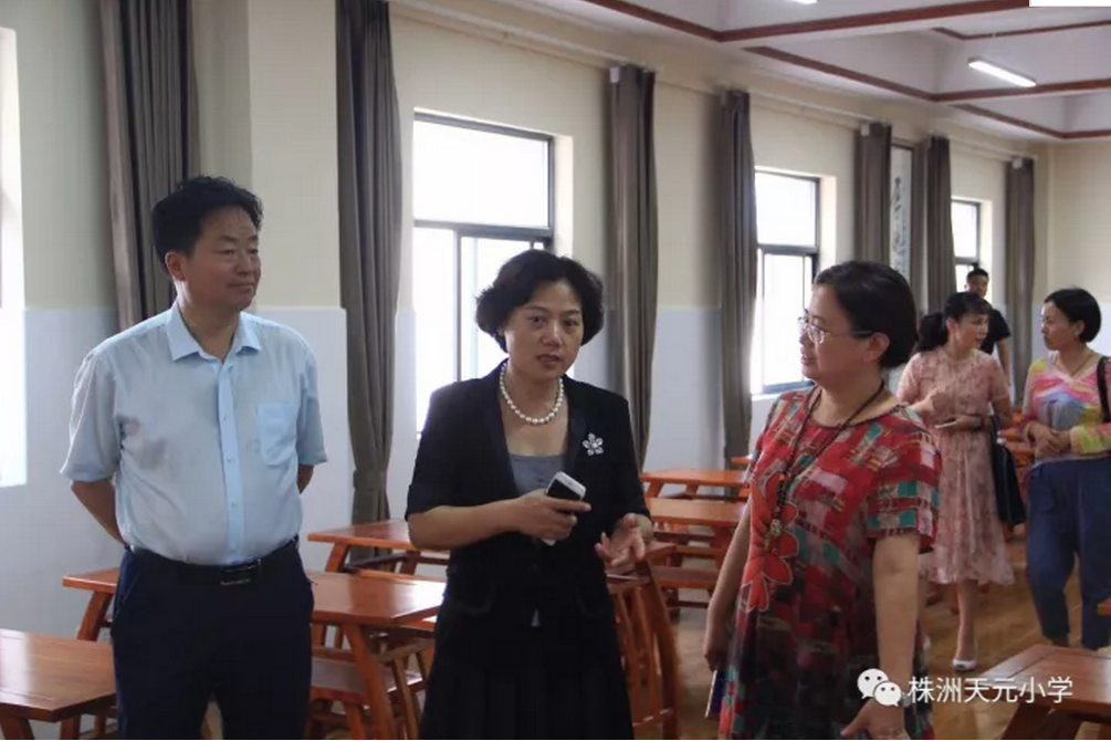省妇联副主席赞天元小学师生幸福指数高