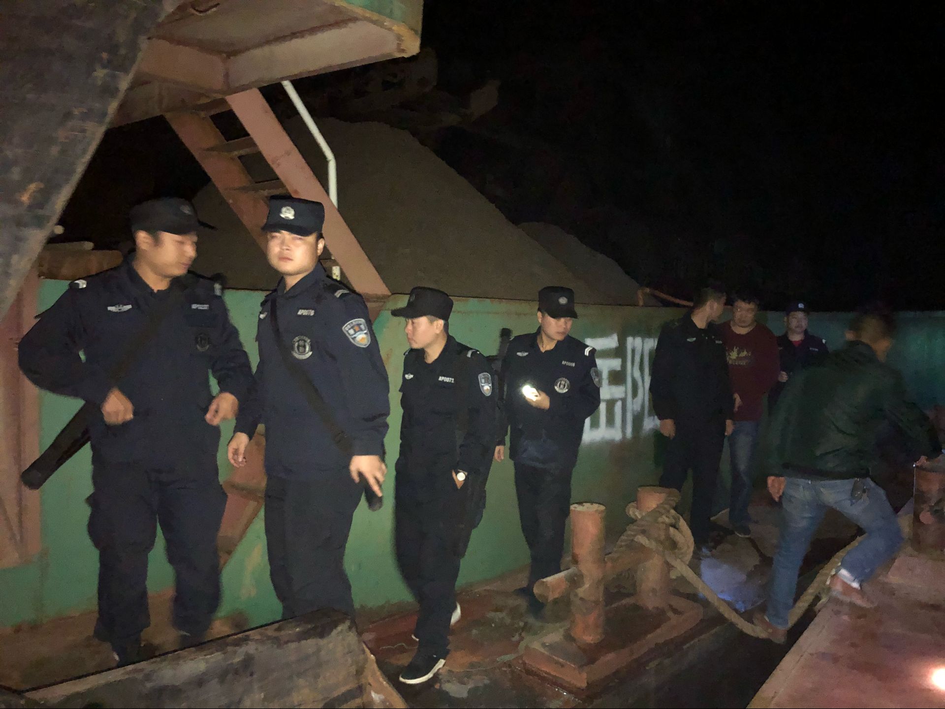 重拳出击,严打河道违法采砂 —区水利局联合海事局、区公安局开展河道安全生产执法活动