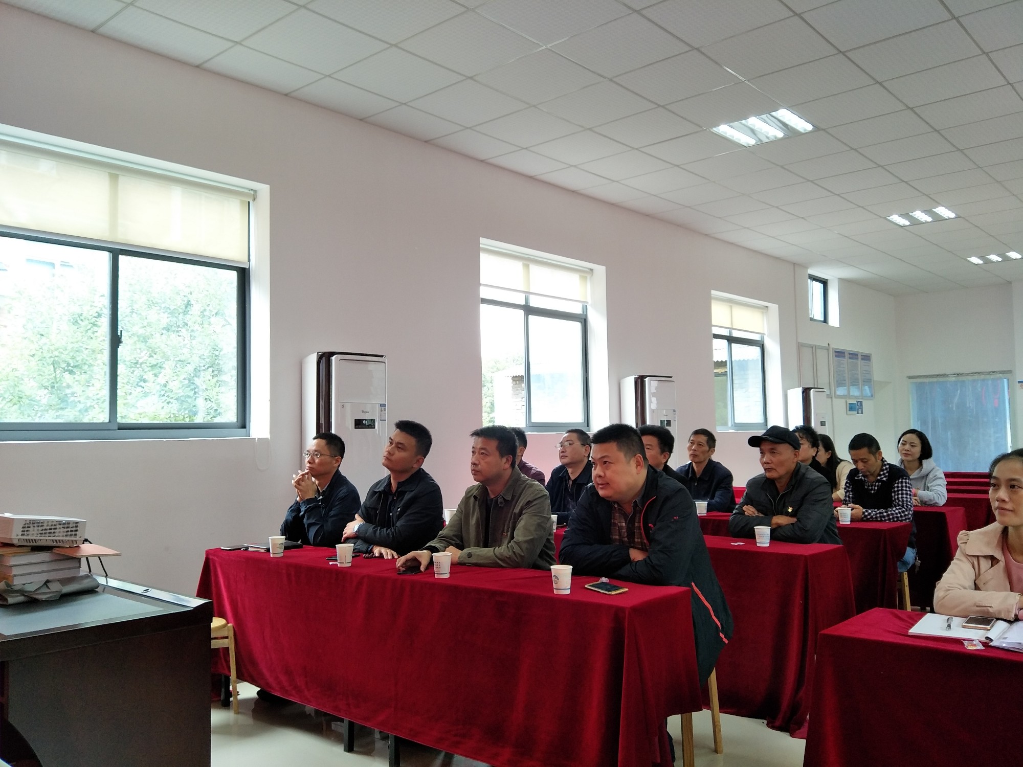 龙泉街道组织全体机关干部集中观看党的十九大开幕式