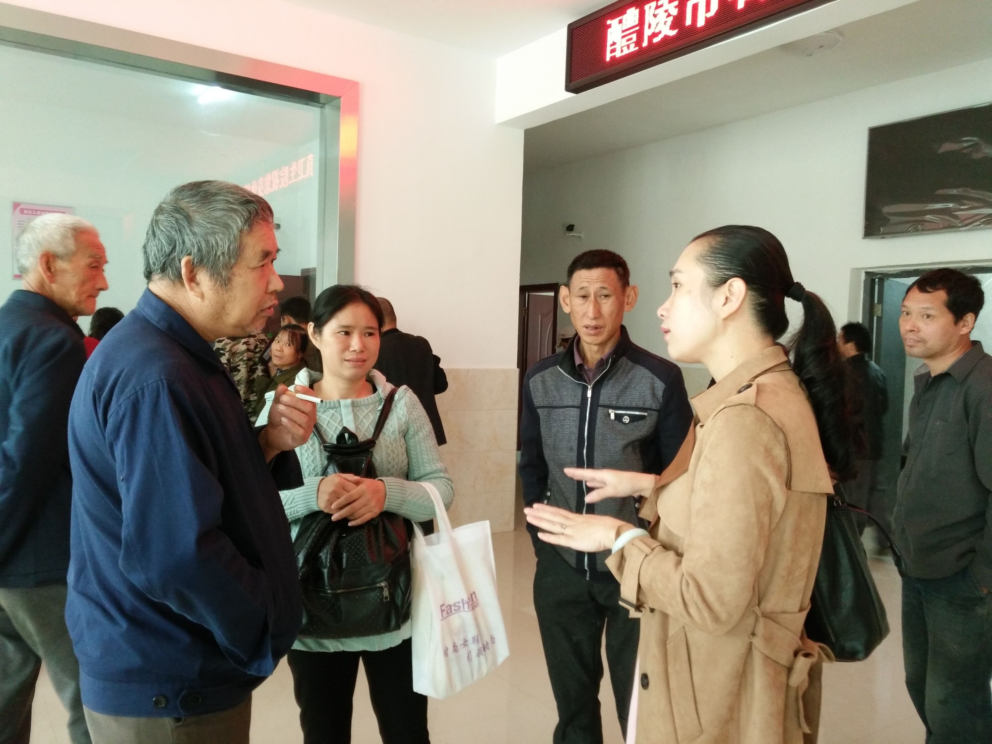 石亭卫生院发放贫困户住院报销追补金（图）