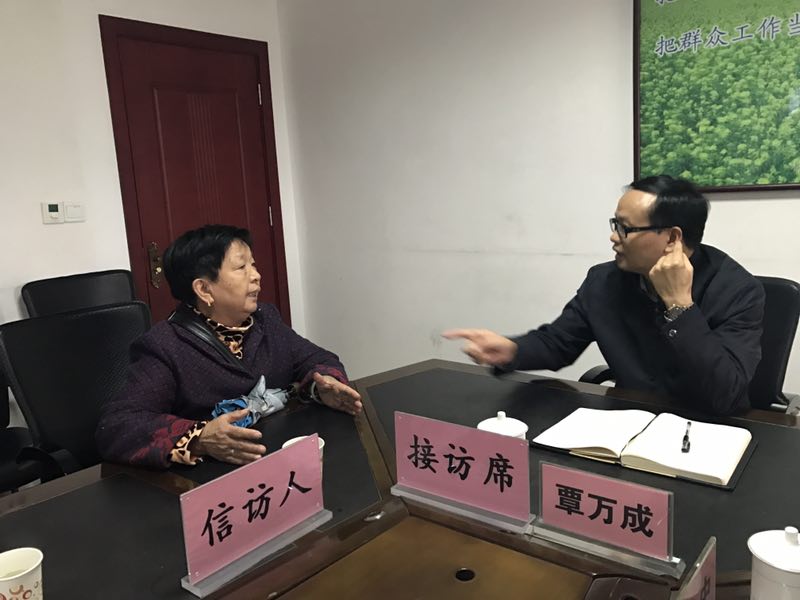 株洲市委常委、统战部长覃万成亲切接待信访人