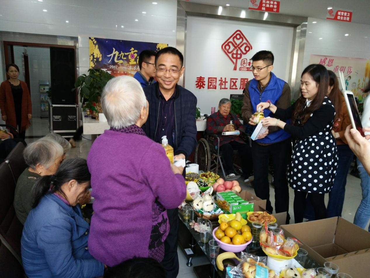 区统计局党支部开展“尊老敬老志愿服务”活动