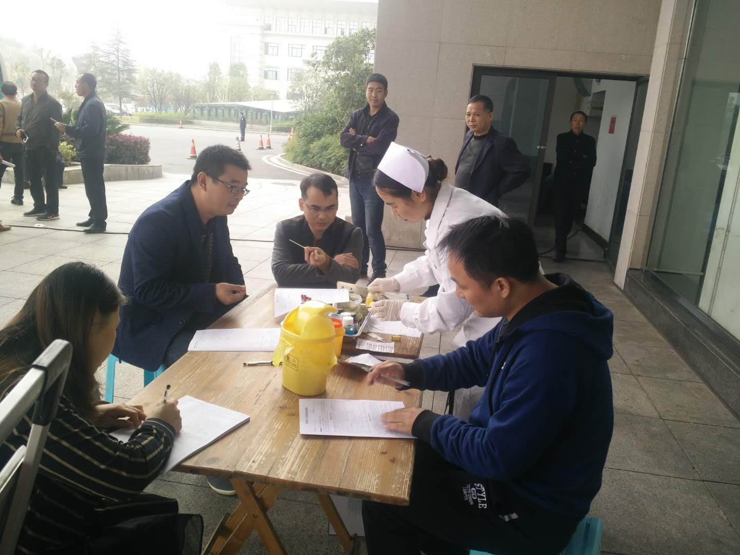 奉献爱心，无偿献血-水利局志愿者积极参与献血活动