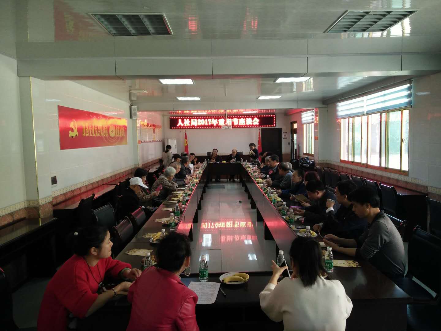 攸县人社局组织27名退休干部召开重阳节座谈会