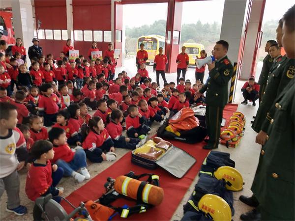 幼儿园参观团走进红门“零距离学消防”