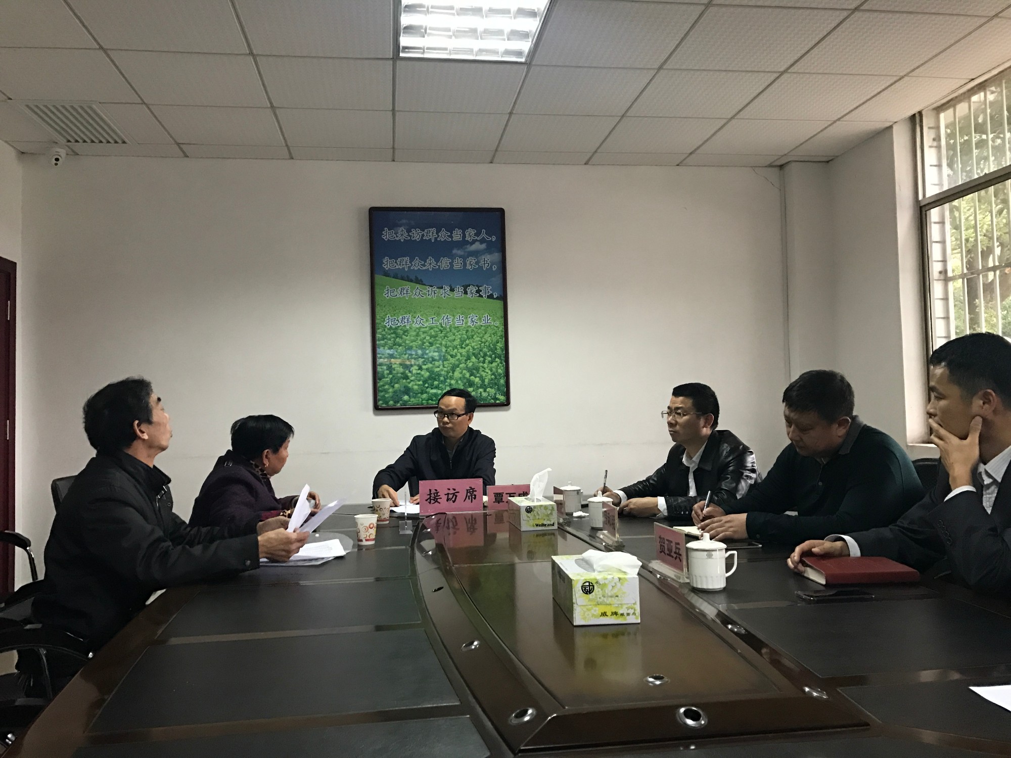 株洲市委常委、统战部长覃万成亲切接待信访人