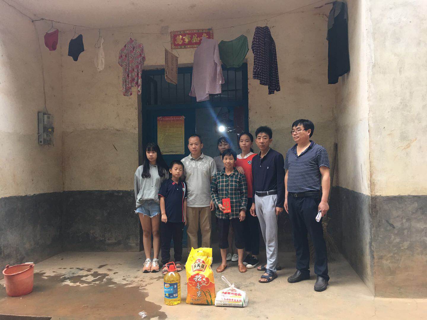 石亭镇：中秋送慰问，企业暖人心（图）