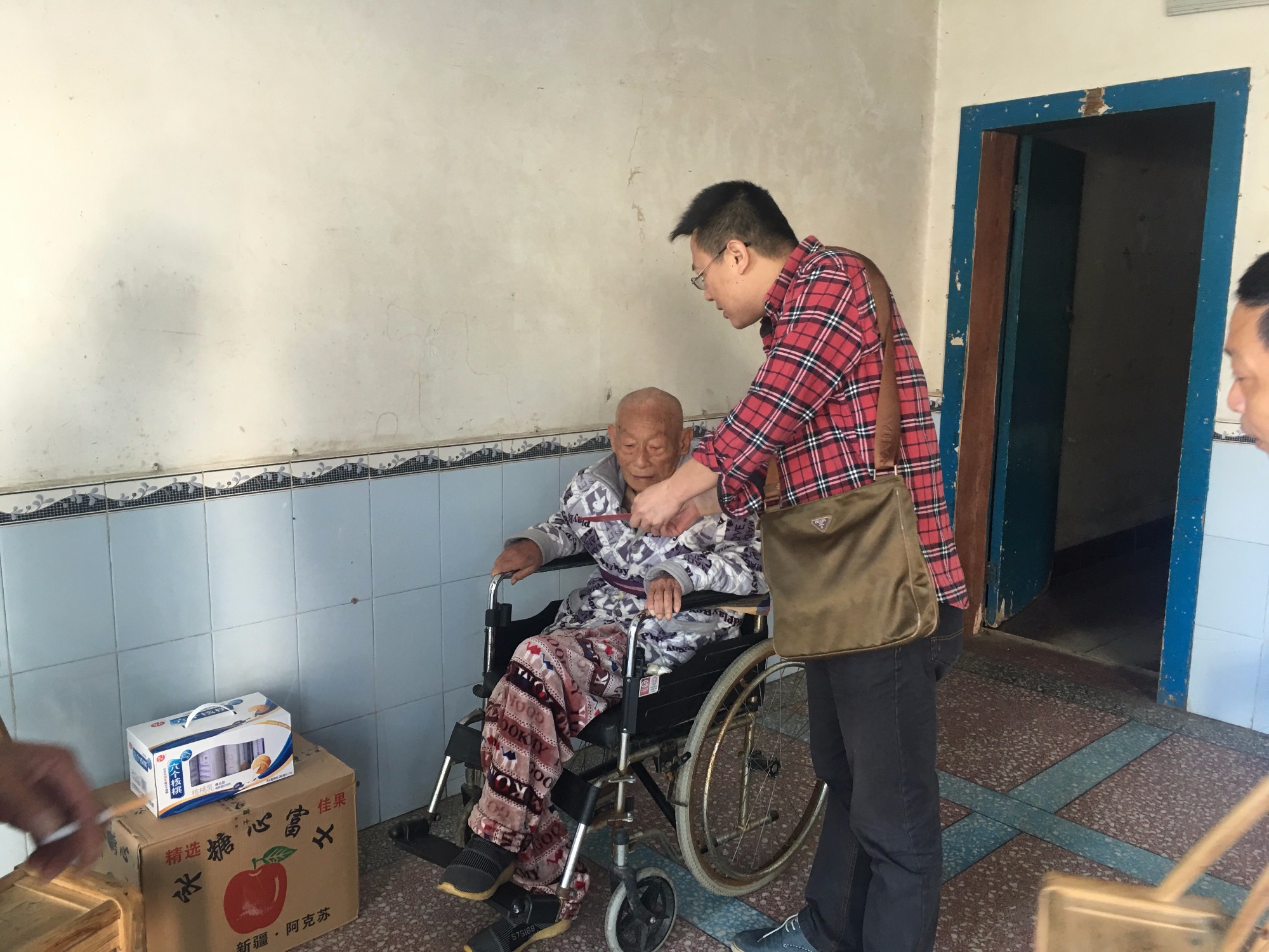 “温暖重阳 关爱老人” ——官庄镇开展重阳节慰问老干部活动（图）