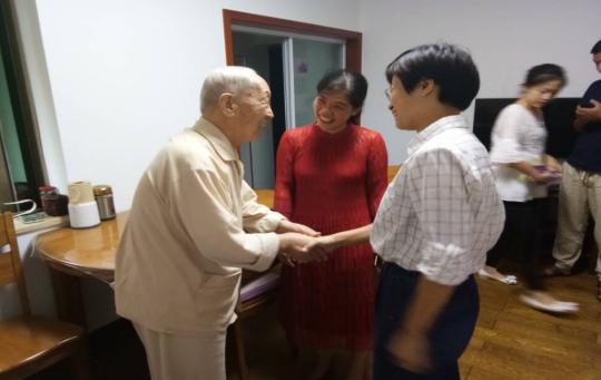 建设街道重阳节前慰问离退休老同志