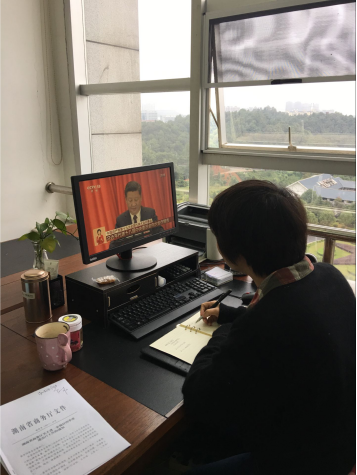 区商务和粮食局认真组织全体机关干部收到十九大开幕式