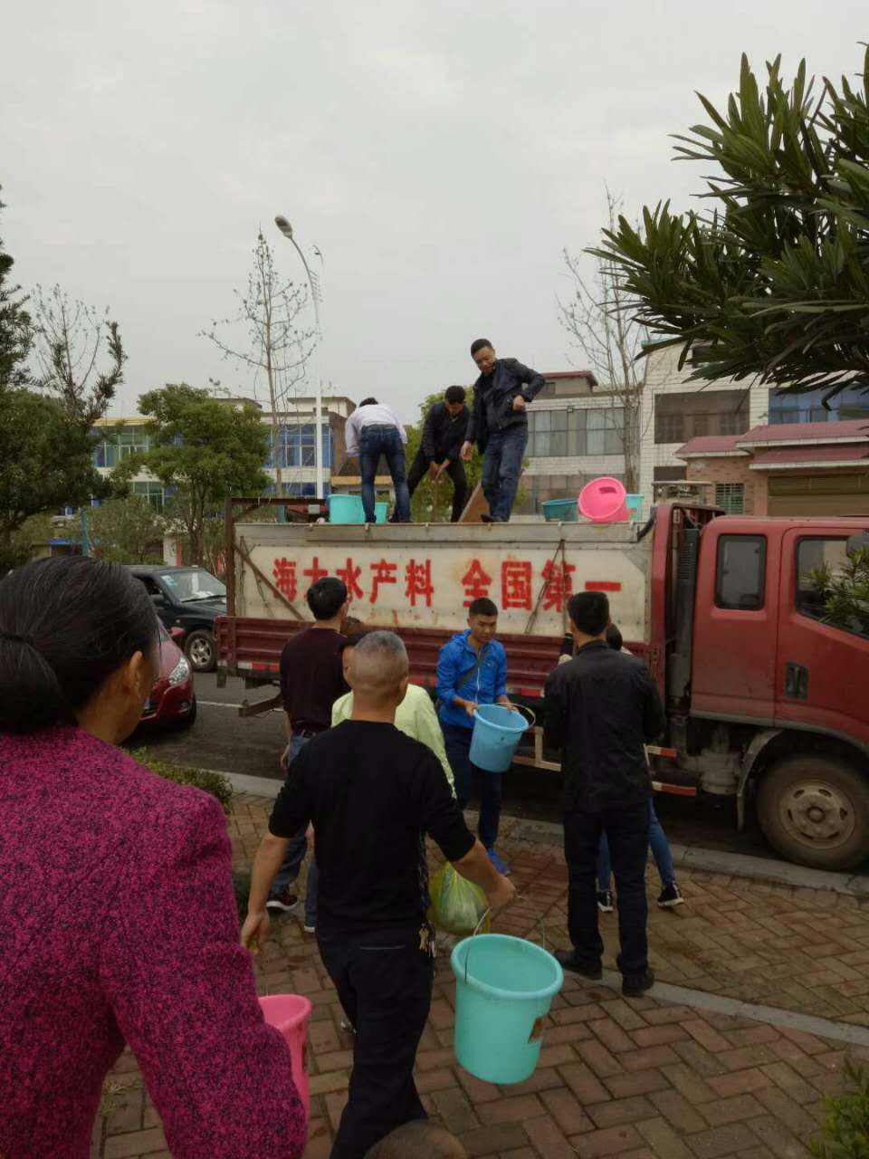 县畜牧局举办渔业资源增殖放流活动