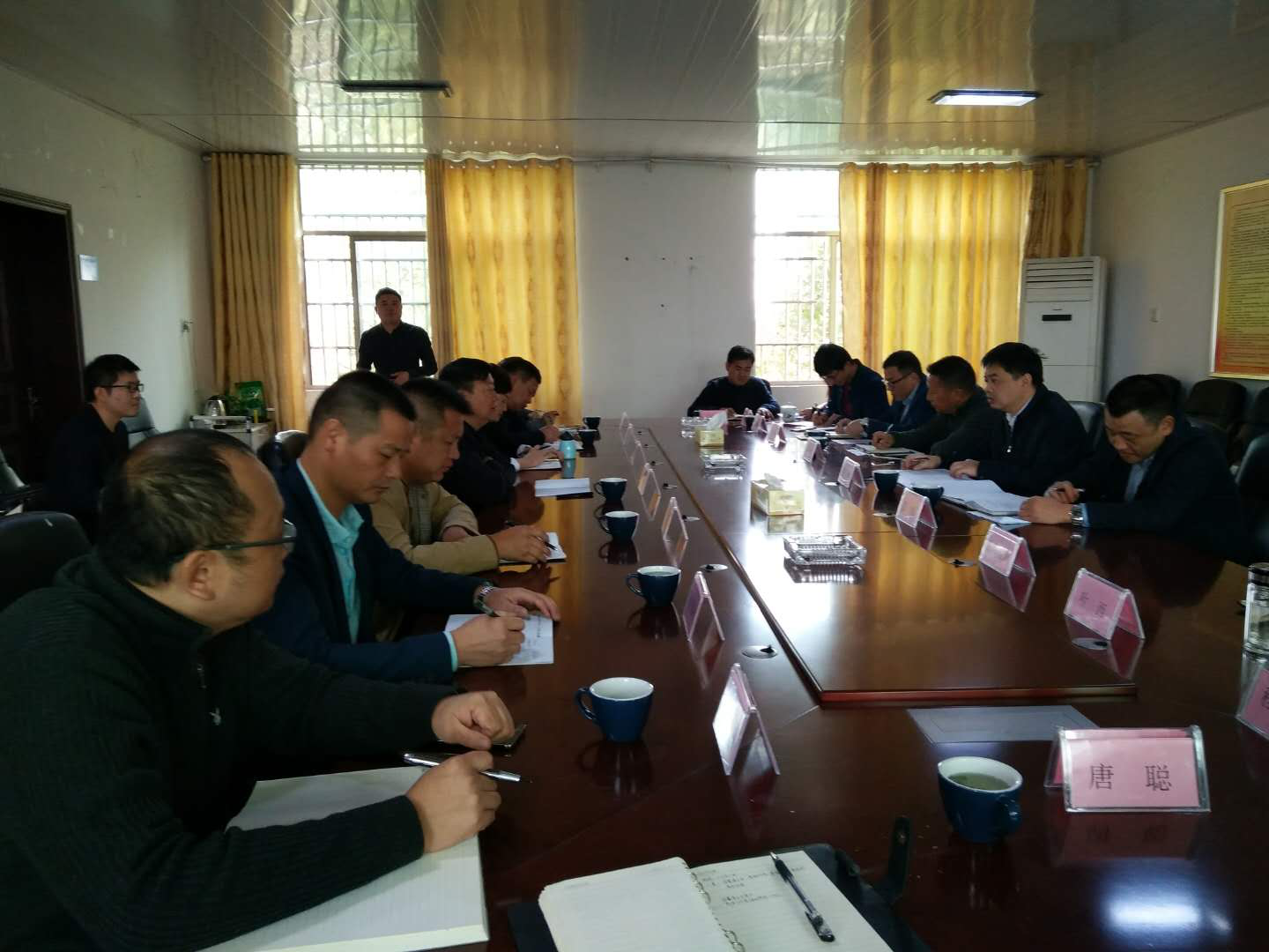 市人大副主任翁菊清主持召开明月镇扶贫工作会议