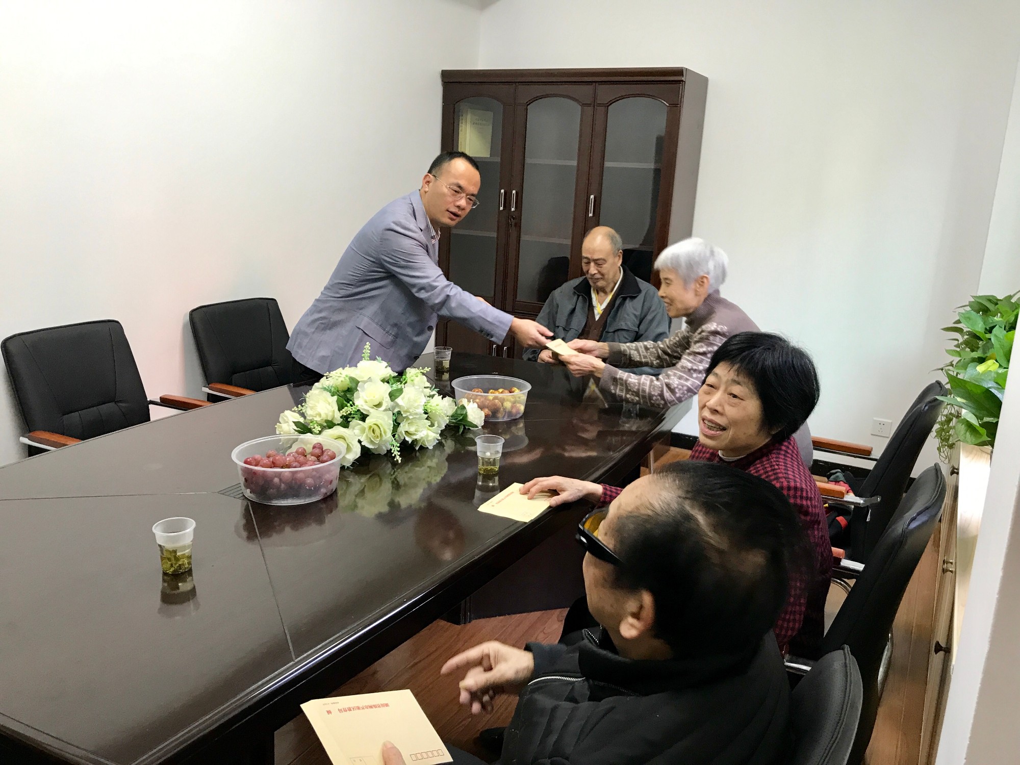 区教育局重阳佳节慰问老党员