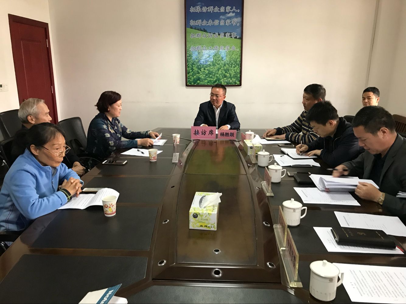 株洲市人民政府副市长杨胜跃接待企业退休医务人员来访