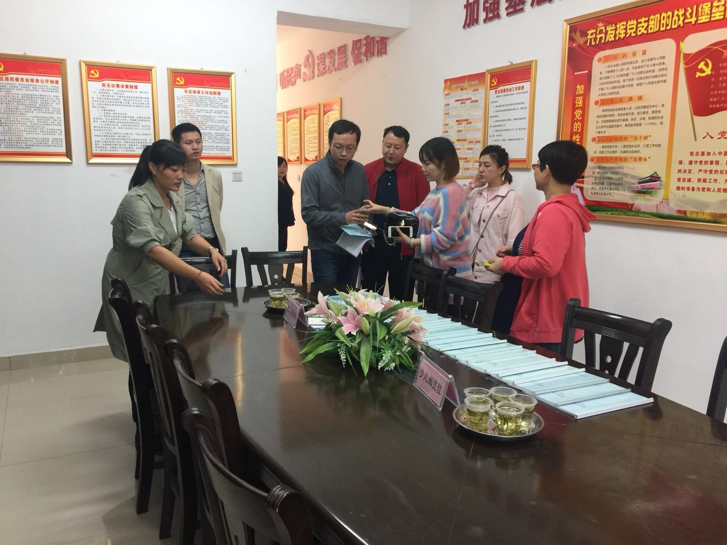 市、区文体工作考核小组一行到董家塅街道新立社区开展文化家园的定级评估考核