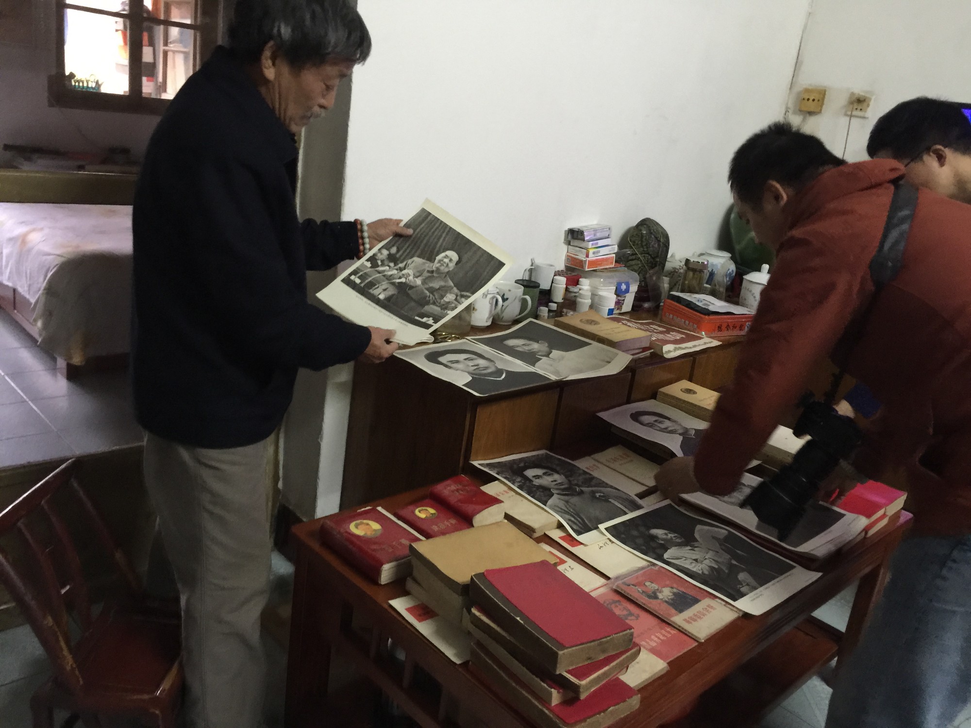 党员李根保晒老物件讲老故事谢党恩
