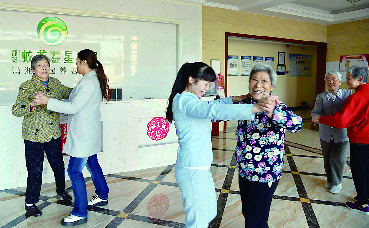 敬老院里跳起欢乐舞