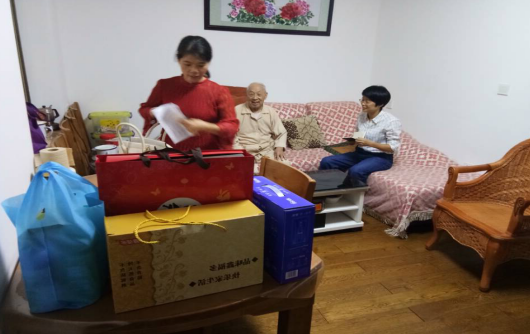 建设街道重阳节前慰问离退休老同志