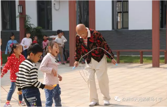 天元区离退休老干部参观新马小学共庆重阳节