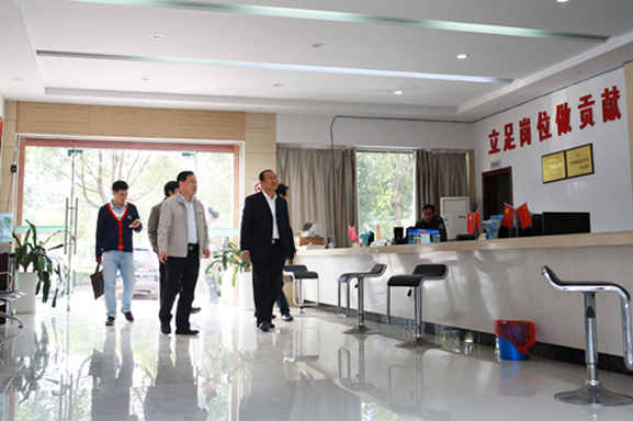 县委副书记唐卫湘一行调研指导农机化工作
