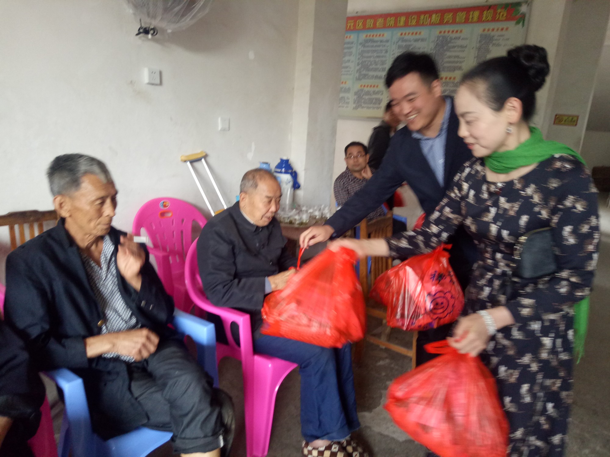 政府办开展重阳送温暖活动