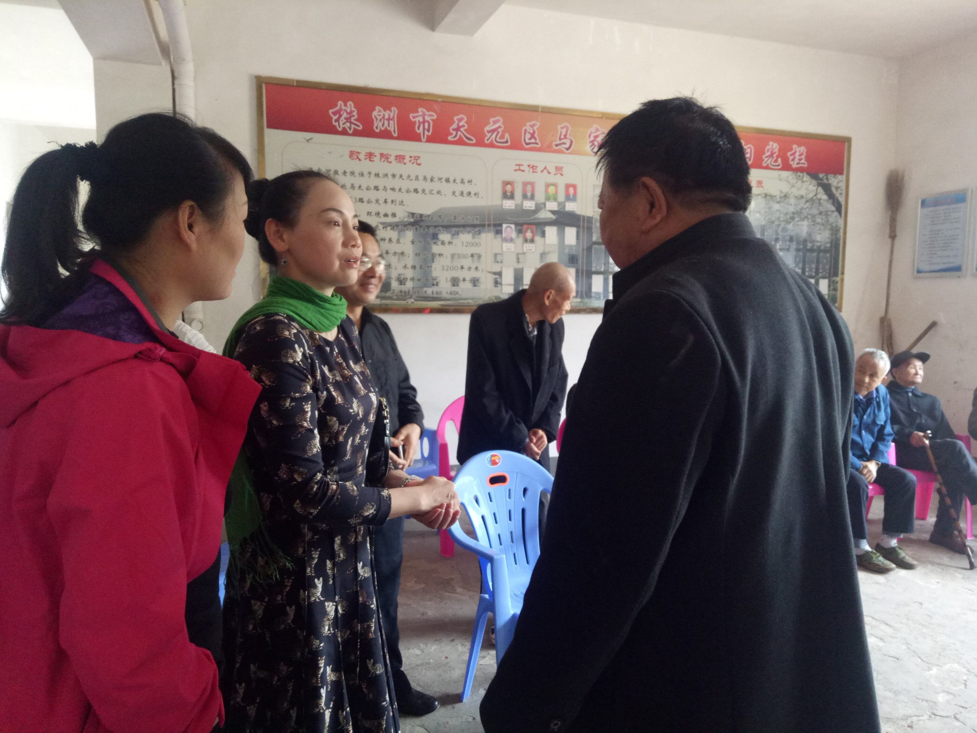 政府办开展重阳送温暖活动