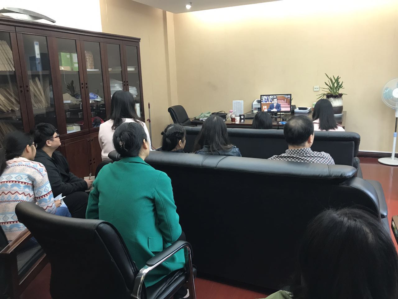 迎接党的十九大胜利召开 ——区民政局组织收看十九大开幕式直播