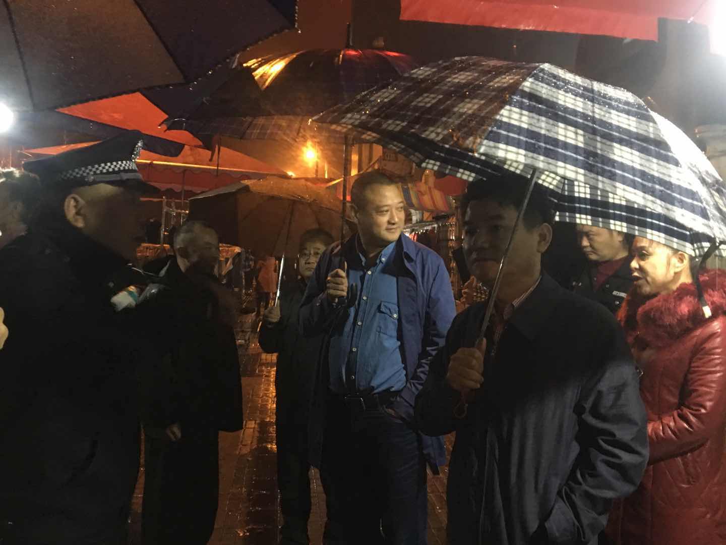 副区长肖立志清晨督察铁西路、合泰涵洞早市取缔工作