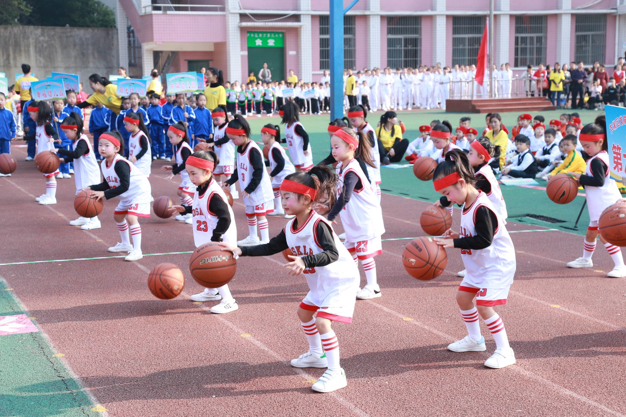 芦淞区举办首届幼儿趣味运动会,让游戏点亮 童年、运动助力成长