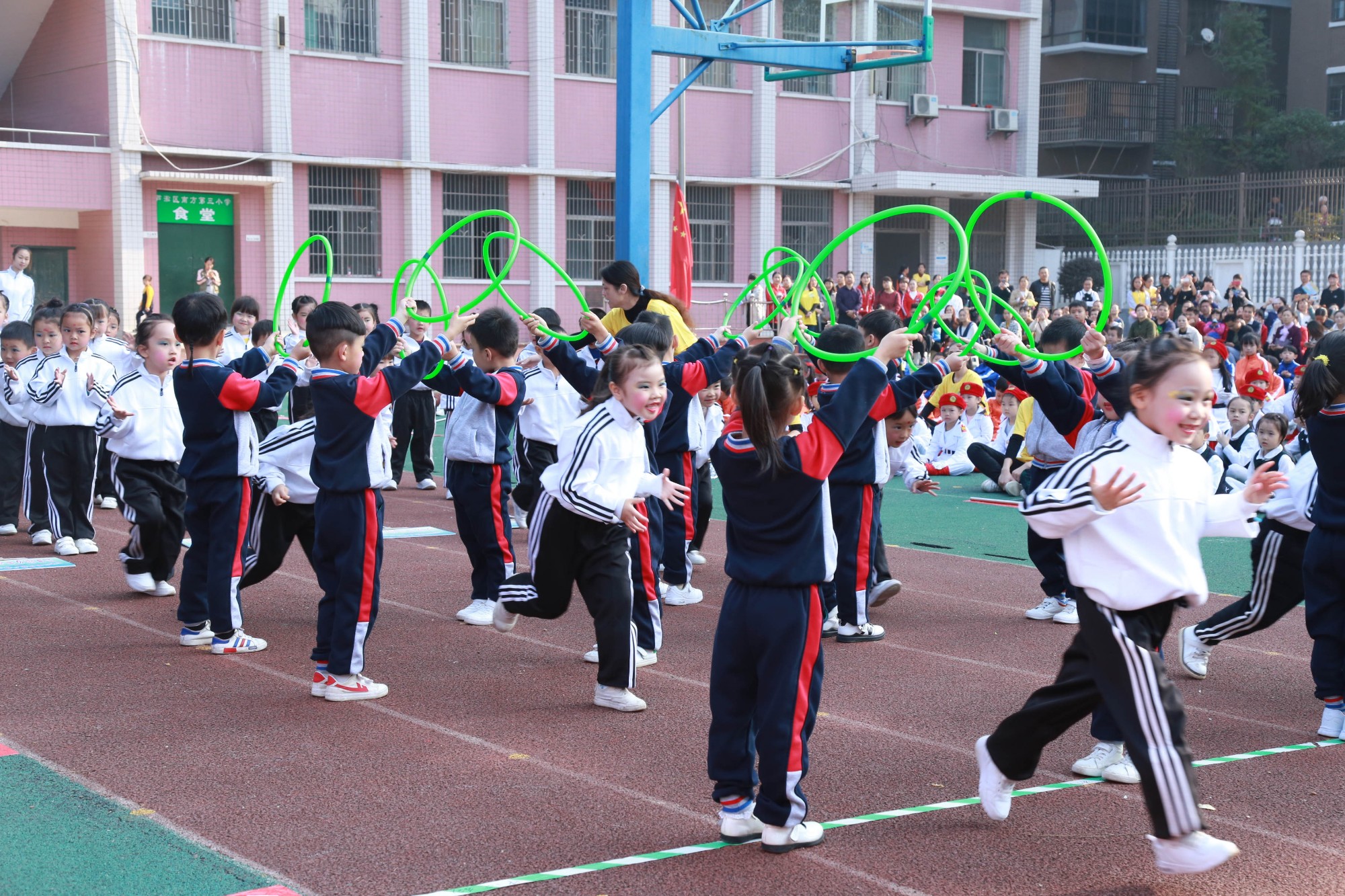 芦淞区举办首届幼儿趣味运动会,让游戏点亮 童年、运动助力成长