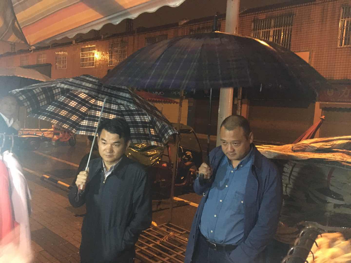 副区长肖立志清晨督察铁西路、合泰涵洞早市取缔工作