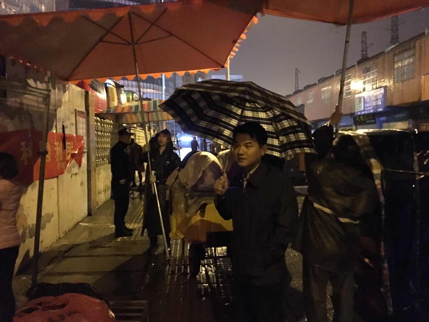 副区长肖立志清晨督察铁西路、合泰涵洞早市取缔工作
