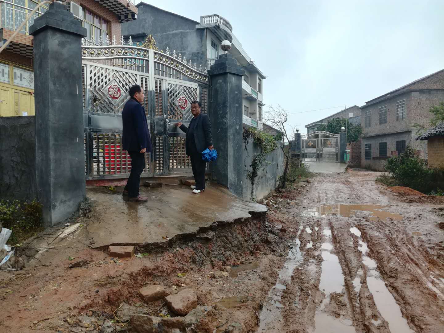 顶风雨冒严寒 真情倾注贫困户