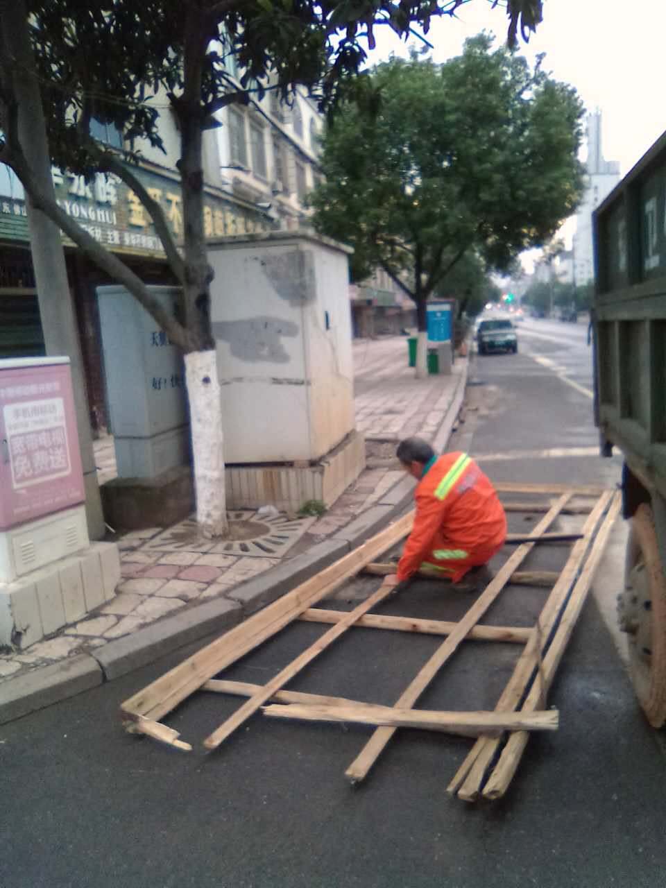 年关将至 废弃物品清运忙