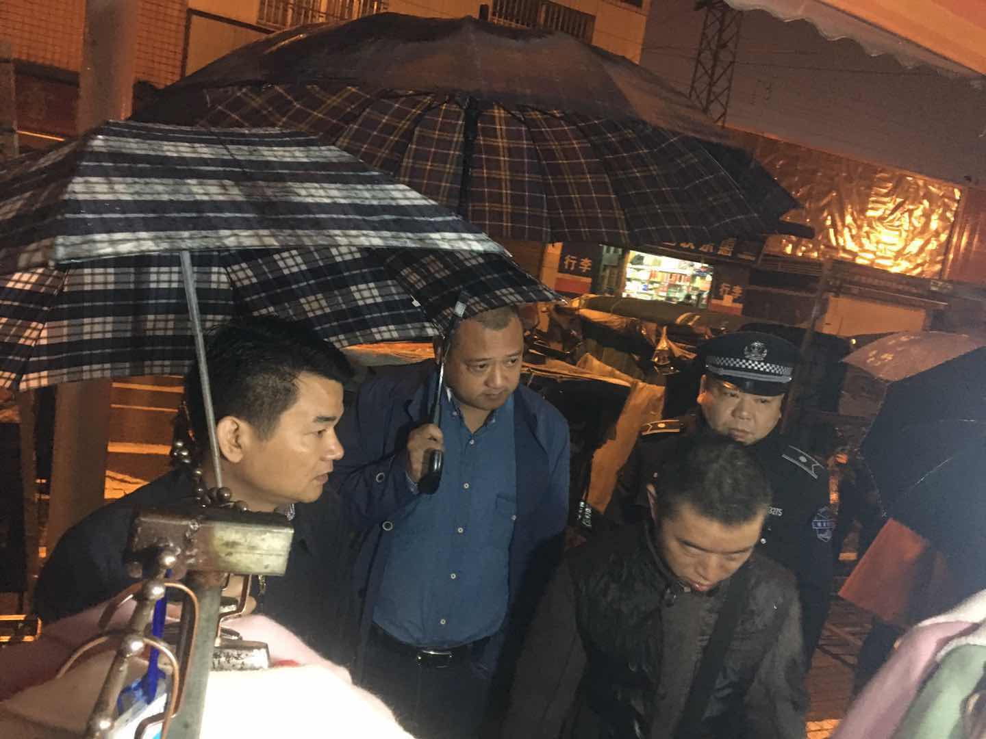 副区长肖立志清晨督察铁西路、合泰涵洞早市取缔工作